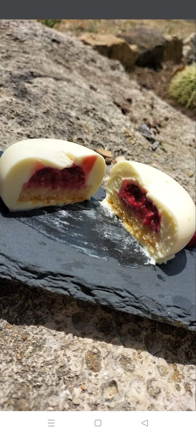 La douceur de framboise. Entremet tout doux mousse chocolat blanc et coeur de framboise. 