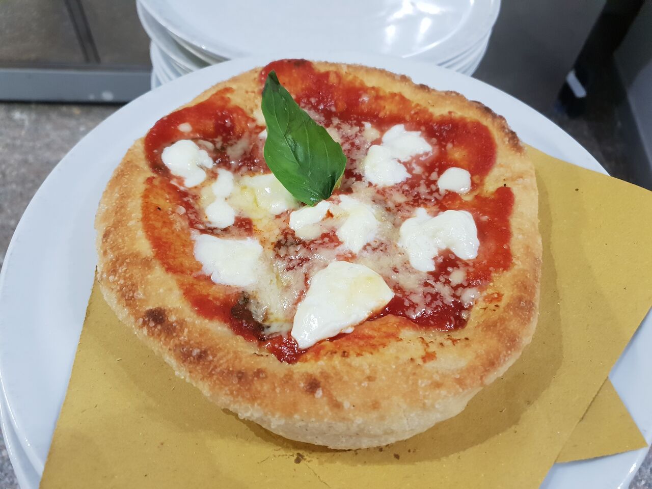 Pizza fritta montanara, salsa di pomodoro, bufala, basilico e grana.