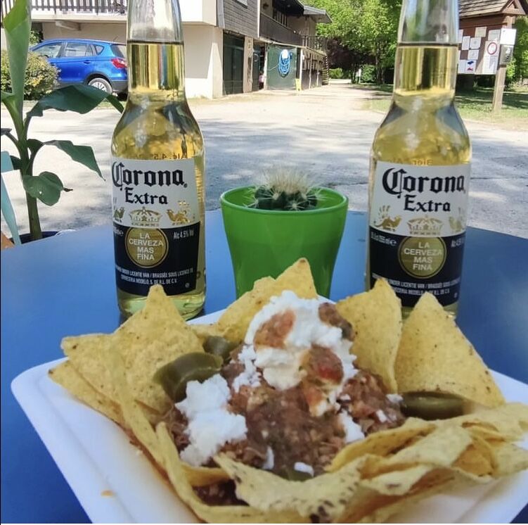 Nachos : totopos, viande, haricots rouges, crème, fêta
Existe aussi en veggie