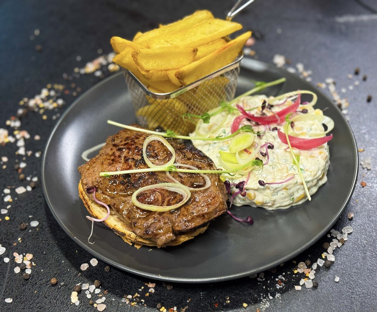 ARGENTÍN RIB-EYE STEAK PIKÁNK KUKORICASALÁTÁVAL ÉS CSÓNAK BURGONYÁVAL