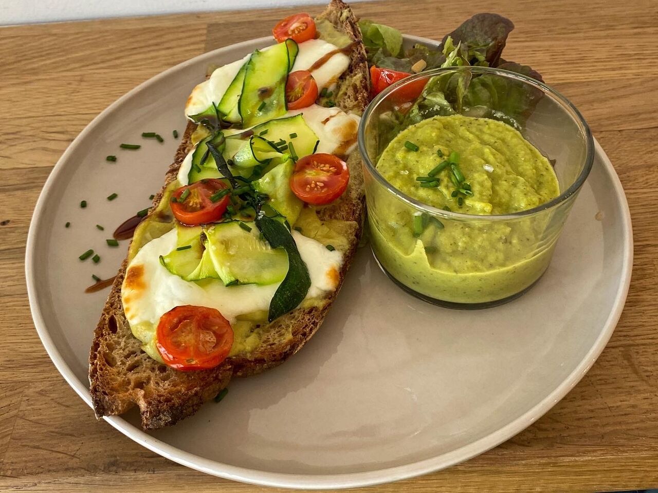 Tartine mozzarella , légumes confits et mousseline de petits pois 
