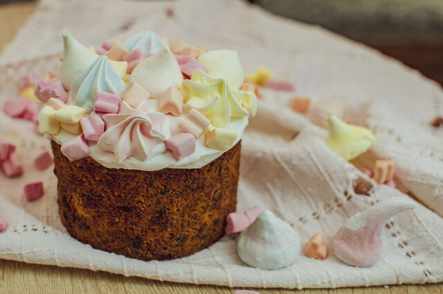 Паска бездріжджова сирна з родзинками, декорована білою помадкою, кольоровим безе і маршмелоу