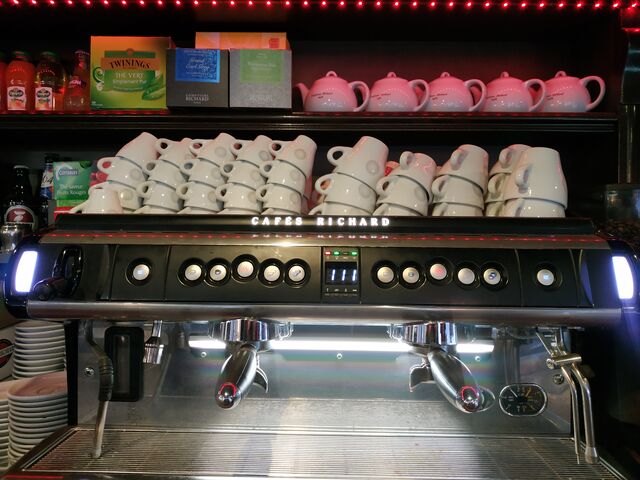 Torréfiés et conditionnés en France, les gammes de cafés se déclinent et répondent à toutes leurs formes de dégustation.