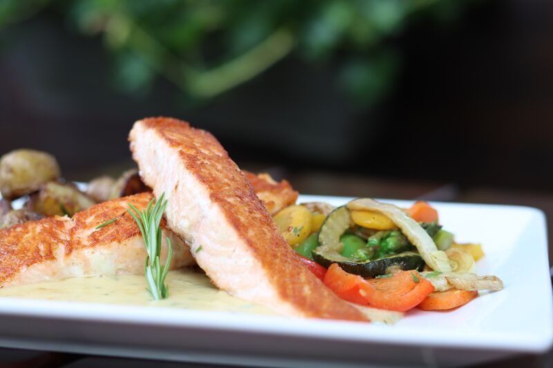 Lachsfilet auf Limettensauce mit Grillgemüse und Rosmainkartoffeln