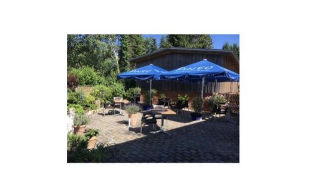 Genießen Sie Ihre Zeit auf unserer sommerlichen Terrasse und lassen Sie sich beim Vino von uns Verwöhnen.