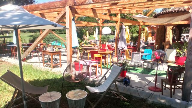 Un décor vintage avec notre salles et nos terrasses pour venir vous détendre, diner et partager un bon moment en famille 