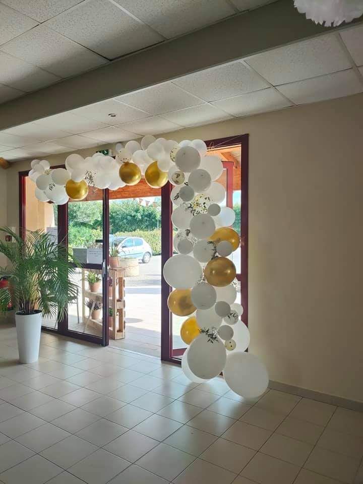 Entrée de la salle décorée.