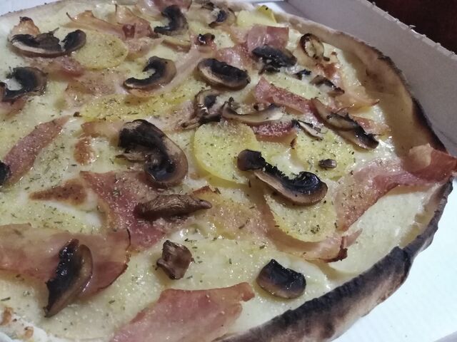 Patatas en finas lonchas, mozzarella, bacon, champis, romero y aceite