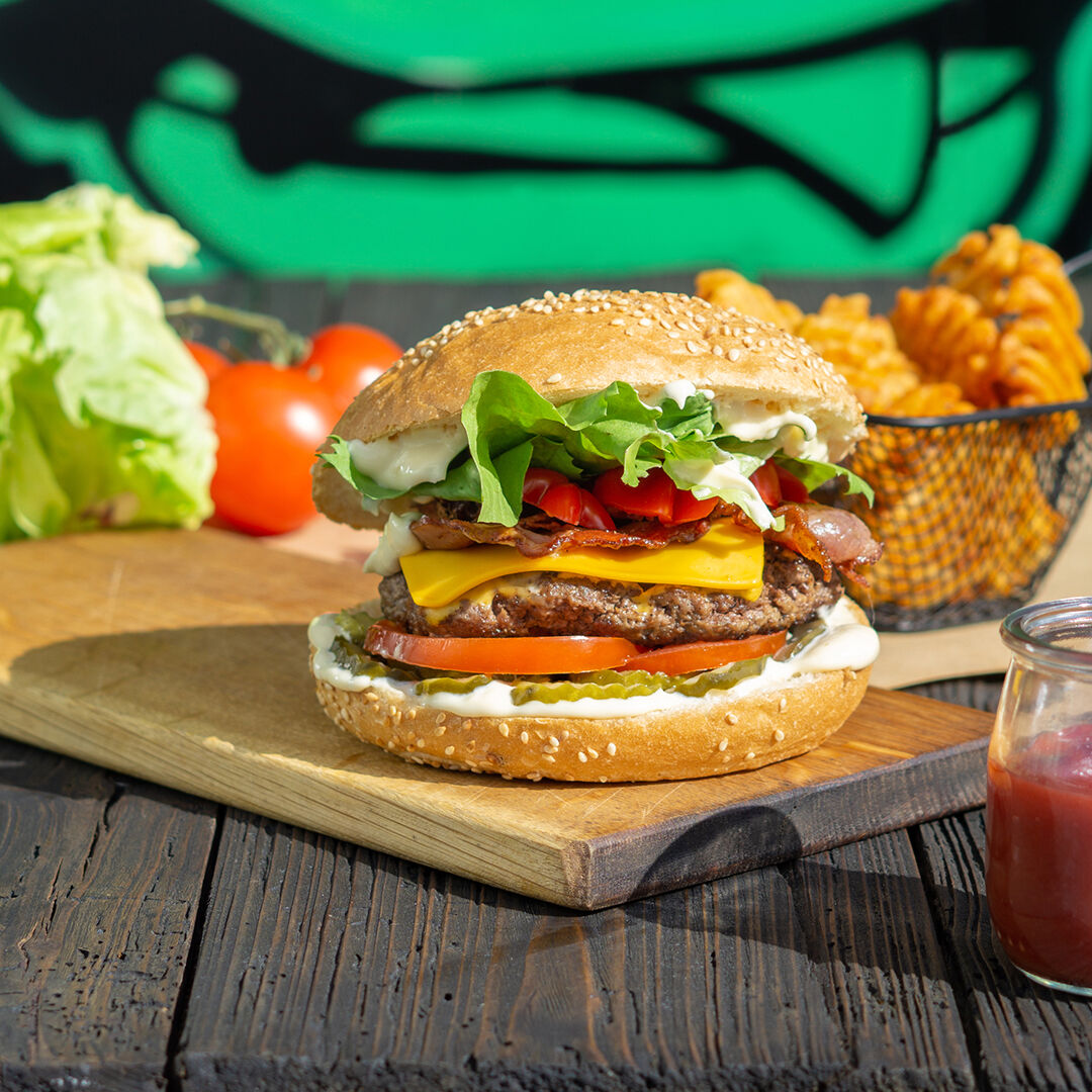 HOT to ostry zawodnik! W tym burgerze do mięsa, pomidora, ogórka, cebuli i sałaty dodaliśmy ostre papryczki HABANERO!