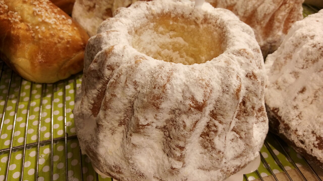 Kouglof (brioche beurre fondu sou poudrée de sucre glace)