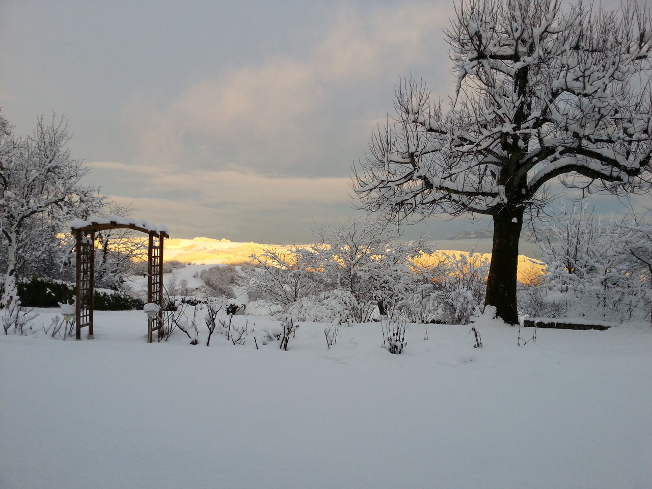 l hiver au gîte vue sur les montagnes