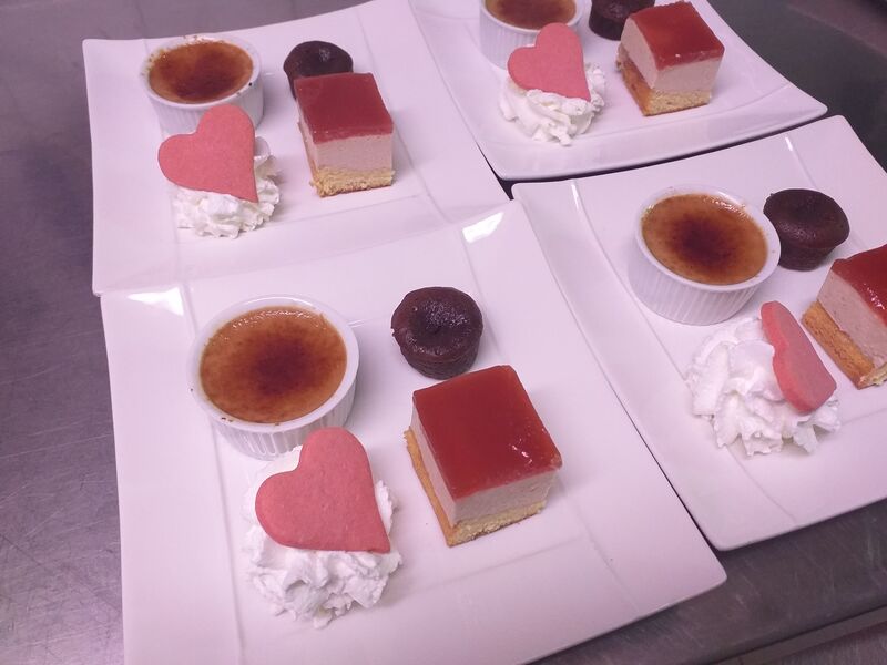 Trilogie de gourmandises. Crème brûlée carambar, mousse fraises des bois, coulant au praliné.