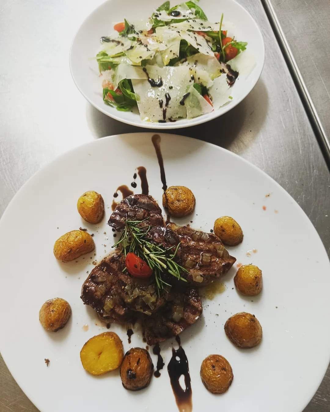 Rinder tagliata mit rucola salat