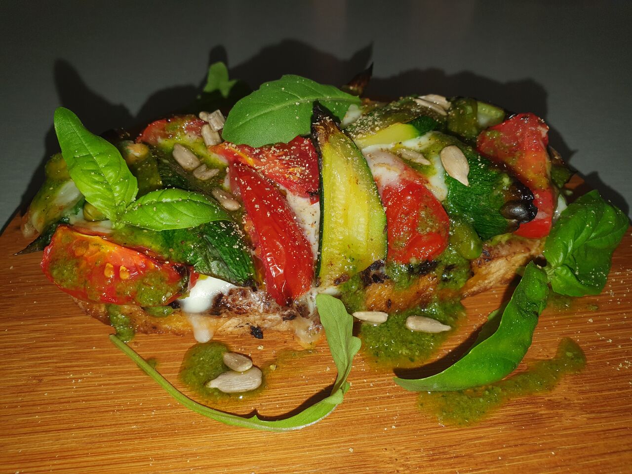 BRUSCHETTA, tomates, courgettes et mozzarella, pistou basilic et pistache