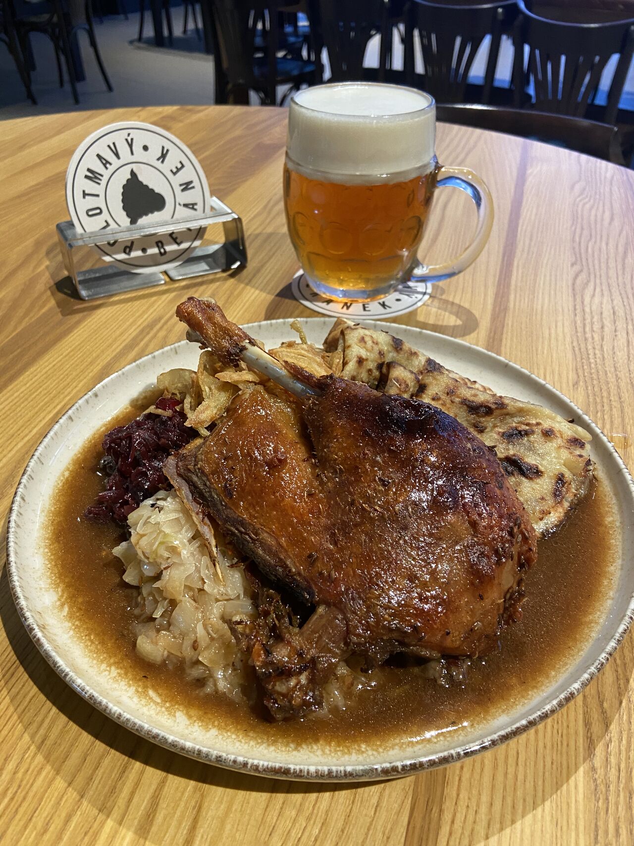 Husí stehno, bílé a červené zelí, lokše