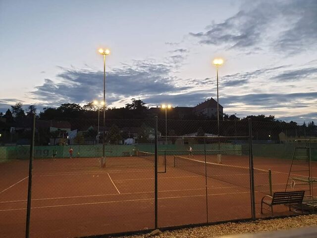 Tennis bei Flutlicht