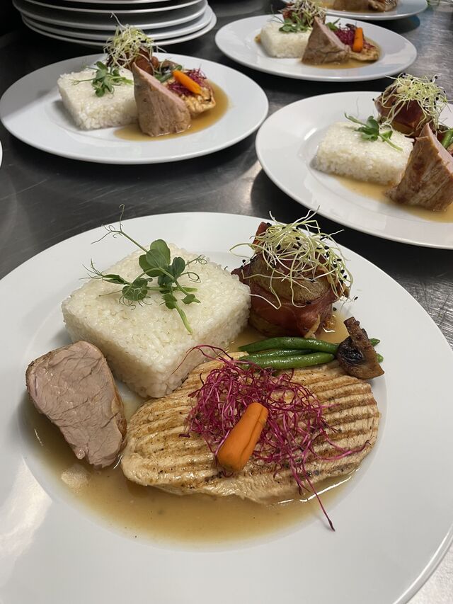 Kurací steak / bravčová panenka , ryža/ opekané zemiaky 