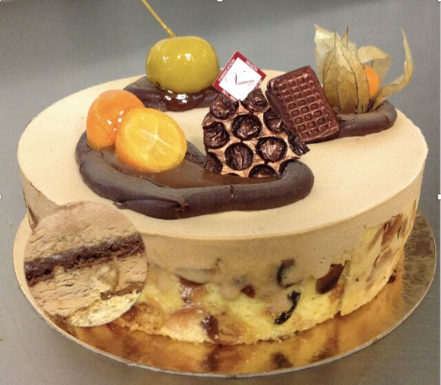 BELLE-ÎLE : mousse chocolat au lait, coeur caramel au beurre salé
sur un biscuit noisettes.