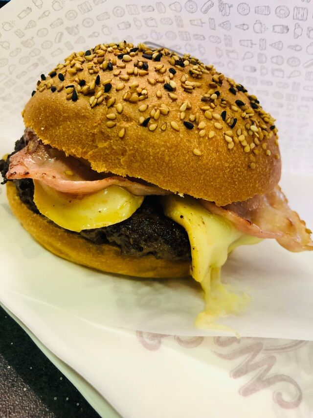 BURGER : pain graines de sésames, sauce aux oignons frits, oignons, steack haché(150g) , reblochon, poitrine fumée