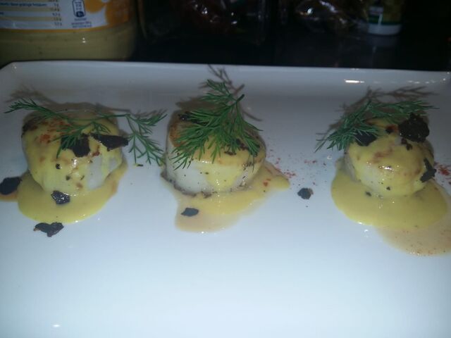 Coquilles met saffraansaus, crumble van chorizo.