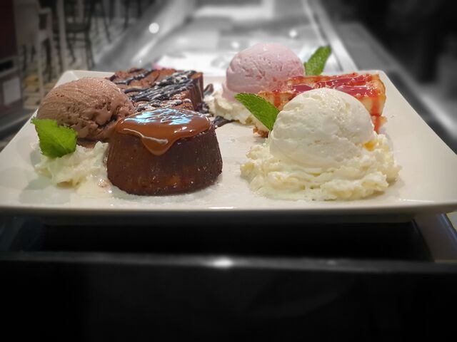 Brownie, coulant, tarta de queso y helado, para compartir... exquisito!