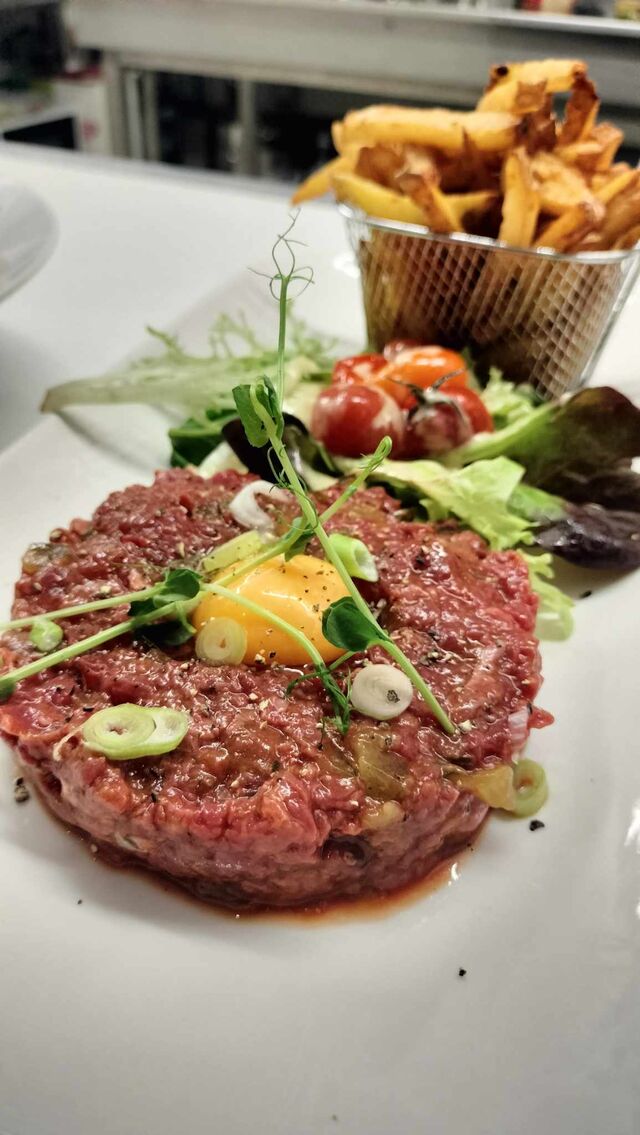 Tartare de bœuf au couteaux, frites maison 