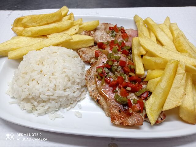 Lombo de porco na grelha com bacon, batata e arroz.
