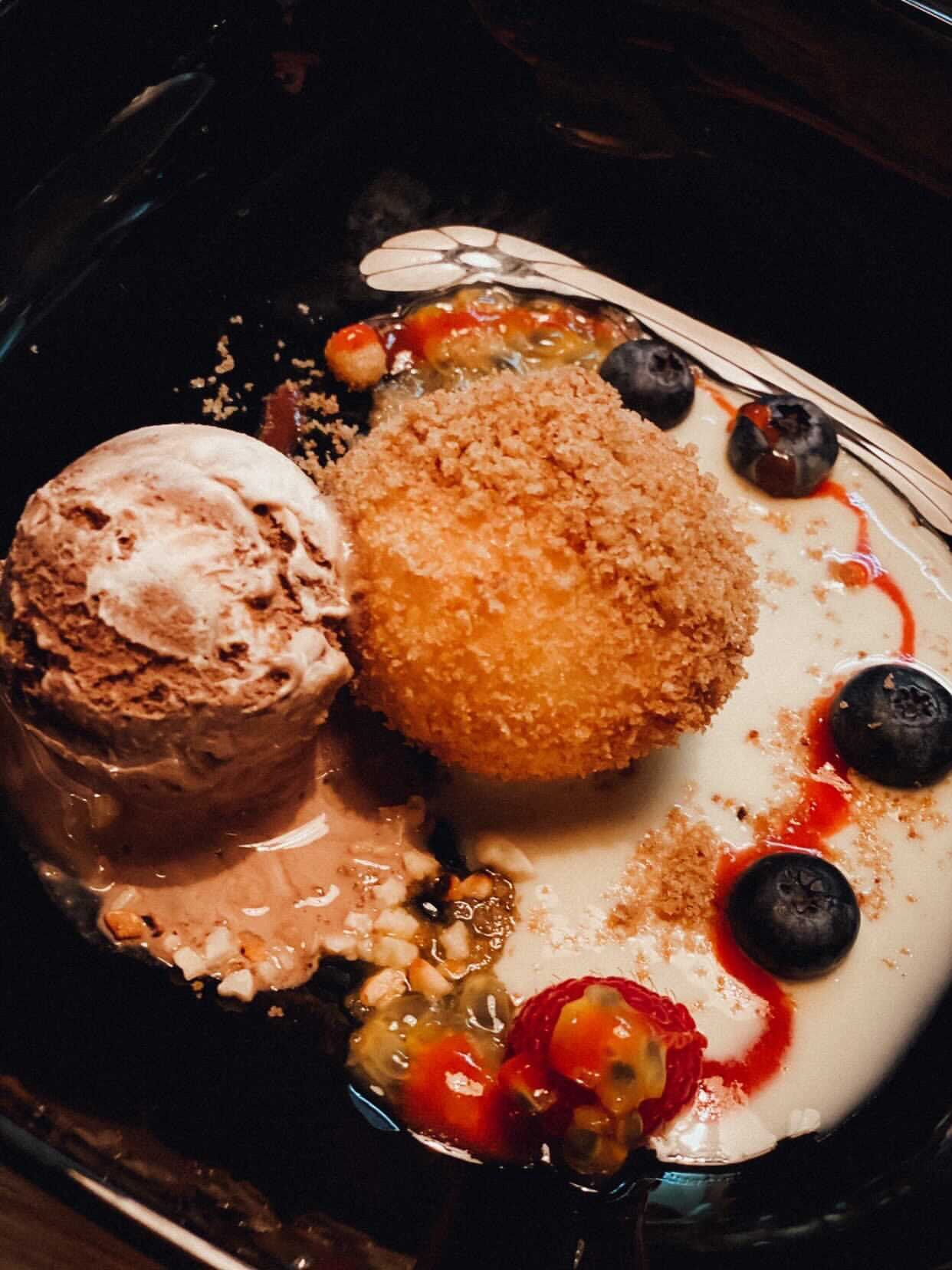 Dessert: Marillenknödel auf Vanillesauce 