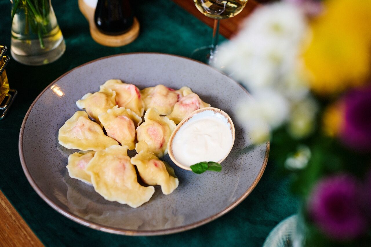 Pierogi z owocami sezonowymi, ze śmietaną