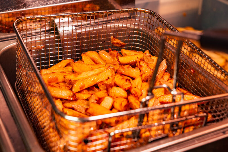 On honore les anciens propriétaires des murs, et on soigne nos bonnes frites maison à la graisse canard !