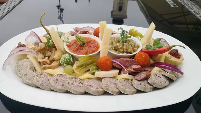 Cârnați de casă, caltaboși, jumări, slăninuță, brânzeturi asortate cu dulcețuri de casă