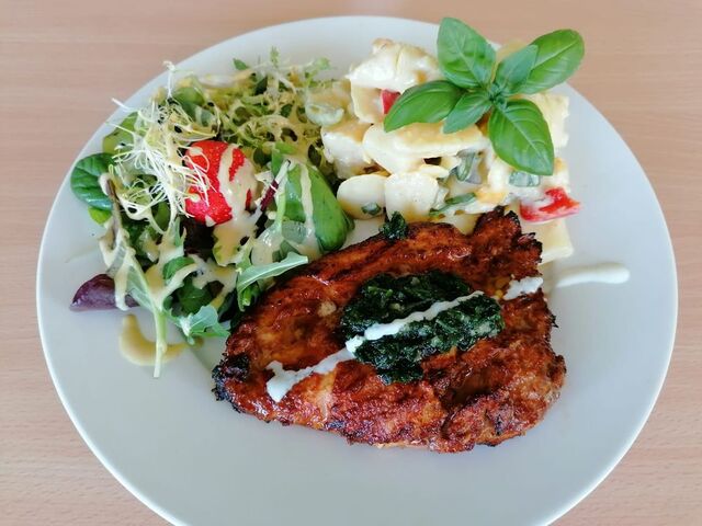 Kammsteak mariniert mit buntem Kartoffelsalat