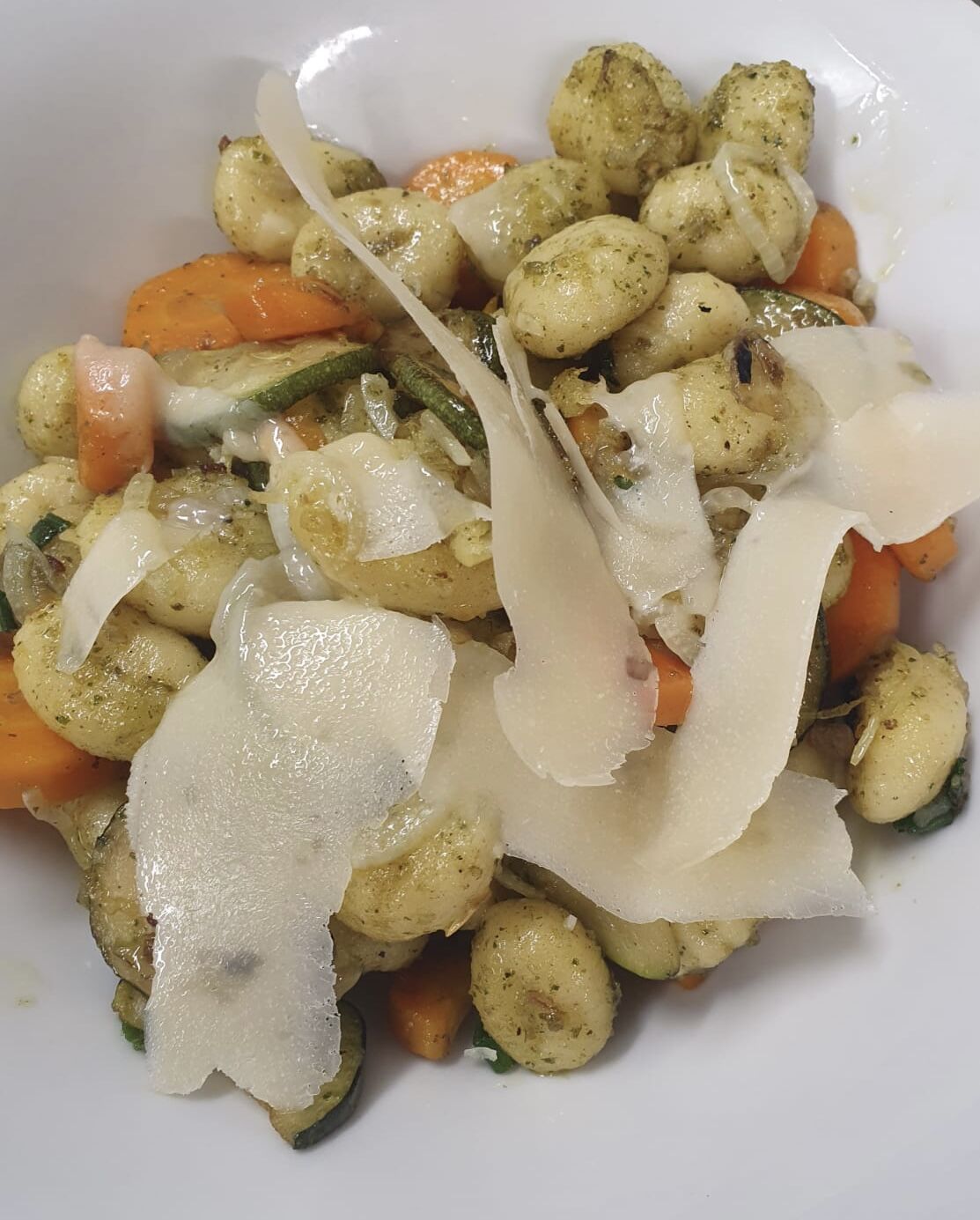 Notre plat veggie Gnocchis, ses petits légumes frais et pesto