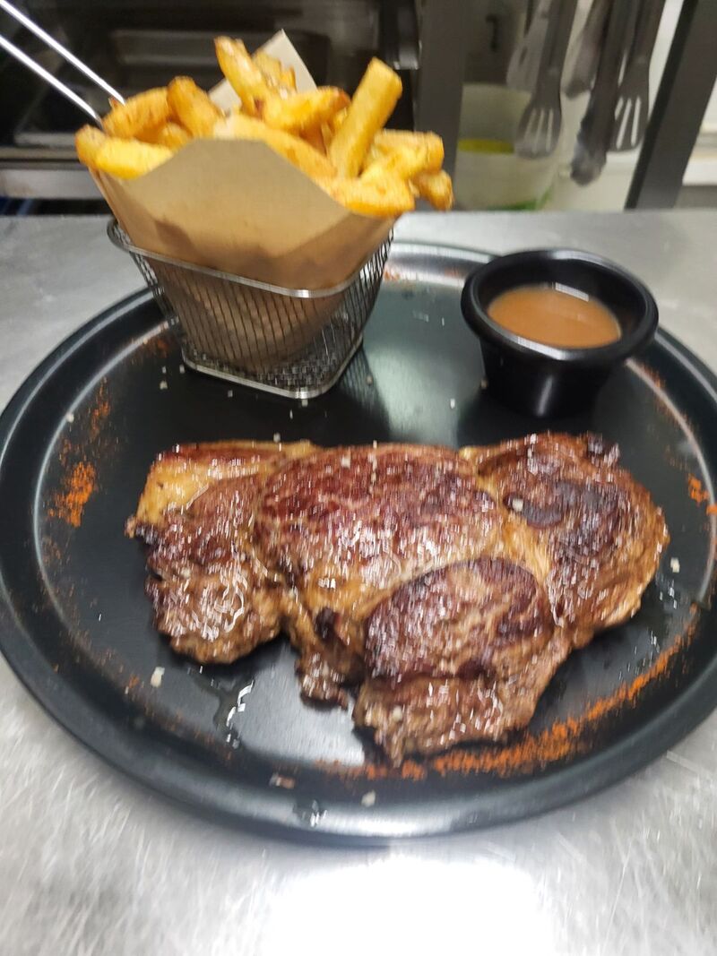 Entrecôte (origine France) sauce poivre et frites maison