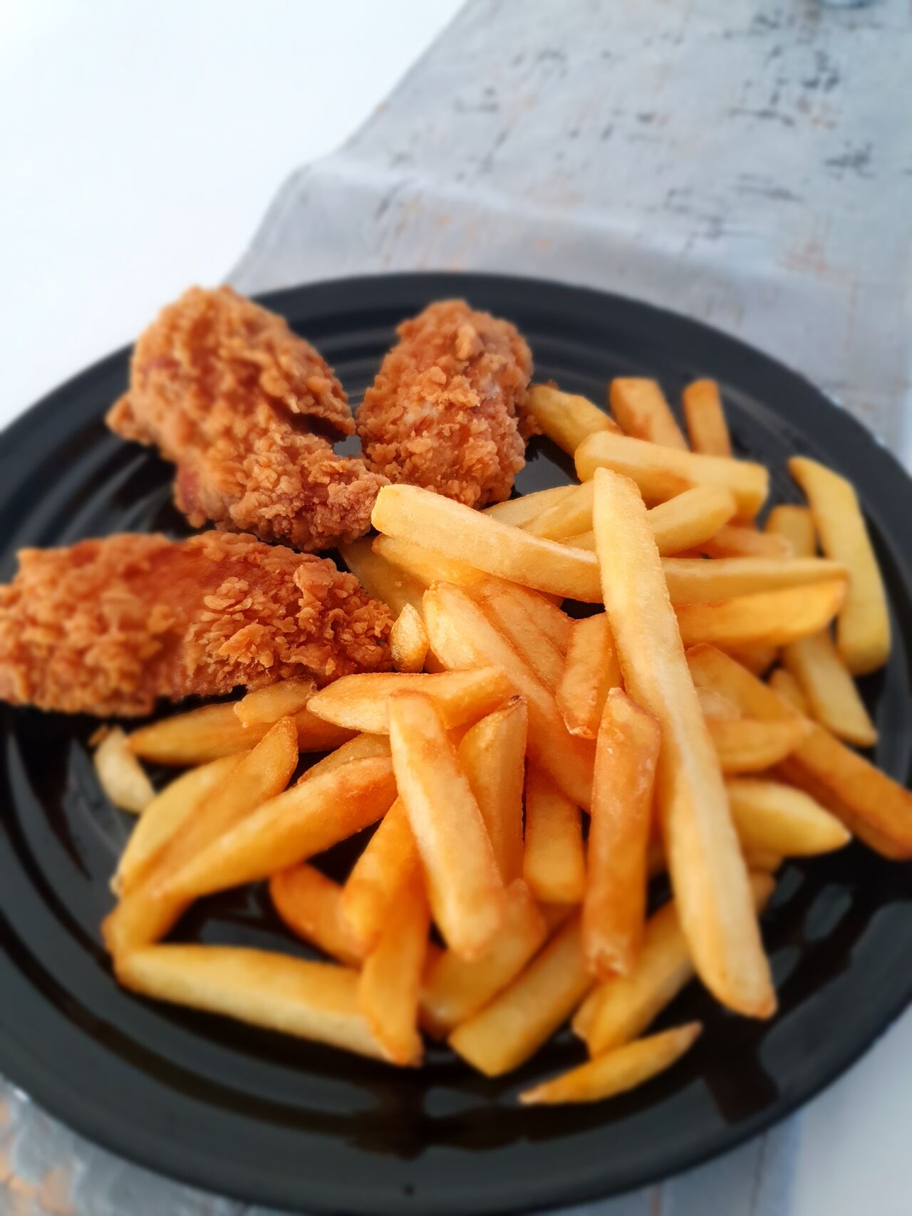 Aripioare Crispy si cartofi pai