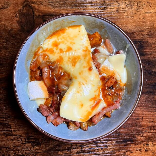 La Yaute (Frites, Oignons au vin blanc, Lardons, Reblochon, Sauce brune)