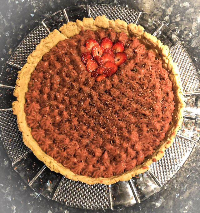 • TARTE FRAISE / RHUBARBE •
Pâte maison, gelée de rhubarbe surmontée d'une crème à la fraise.