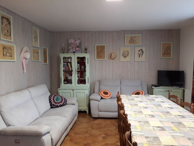 coin lecture avec exposition de dessins de l'artiste local LUCIEN GIRES.