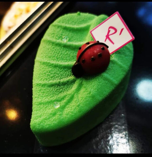 Le Ganneron :
Biscuit macaron, mousse au chocolat blanc, confit de fraise basilic, et mousse au citron.
