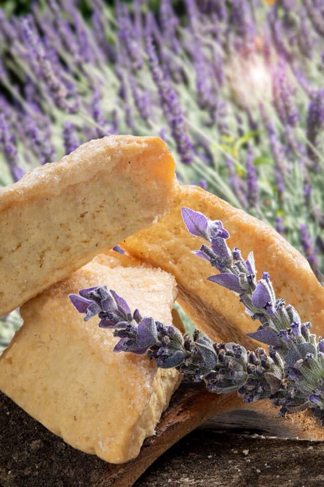 Biscuits à la lavande :
Farine de blé, vin blanc, huile de tournesol, sucre, arôme naturel de lavande (petit producteur local),