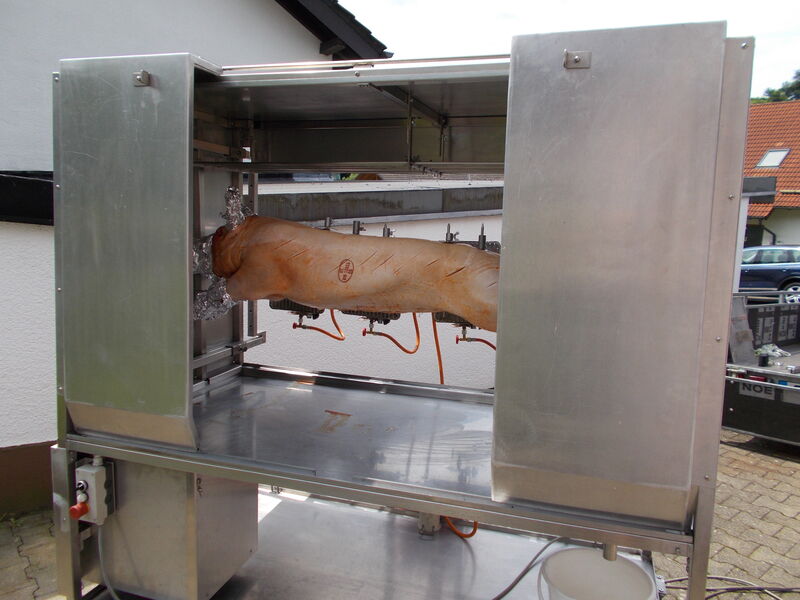 Spanferkel - auf dem Spieß - im Rohzustand