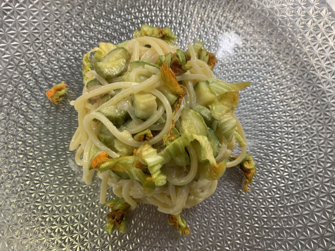 Spaghettoni Crema Parmigiano, Zucchine, Guanciale Croccante e Fiori di Zucca