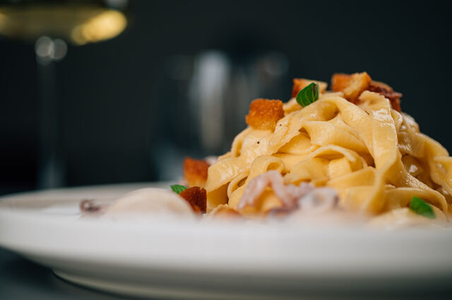 TAGLIATELLA AI CALAMARI
crema di barbabietola e crumble di pane