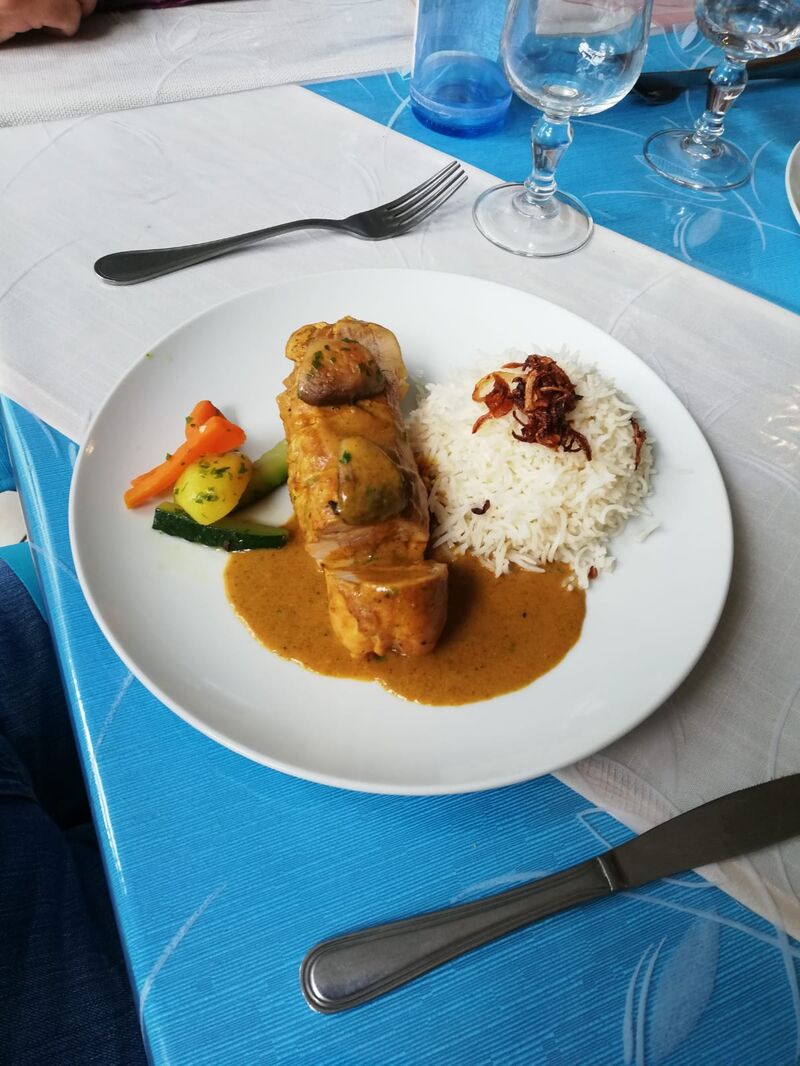 Roulade de Poulet Sauce Curry et Accompagnement Riz Basmati