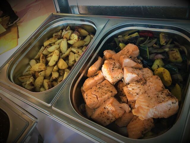 Losos, zelenina a pečené brambory