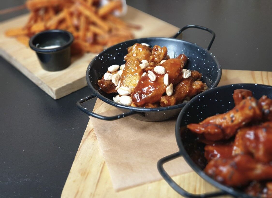 Asinhas de frango com topping de amendoim 