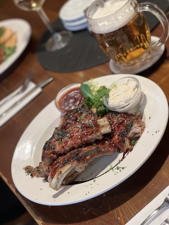 Marinovaná vepřová žebra 700g v naší brusinkové bbq omáčce s pikantním a česnekovým dipem a čerstvým chléb