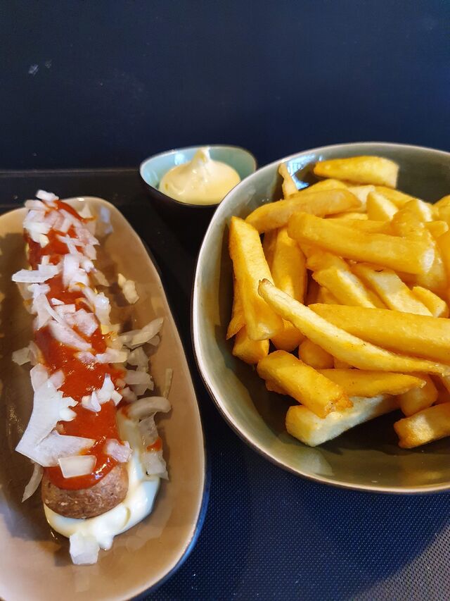 Frikandel Spezial mit Pommes und Majo