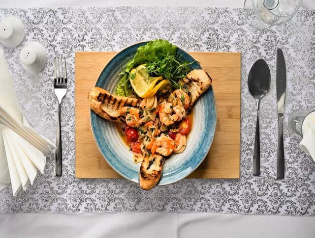 Krewetki (8 szt.) w sosie winno-maślanym z grzankamiAlergeny (1,2,3,7,12) 49 zł