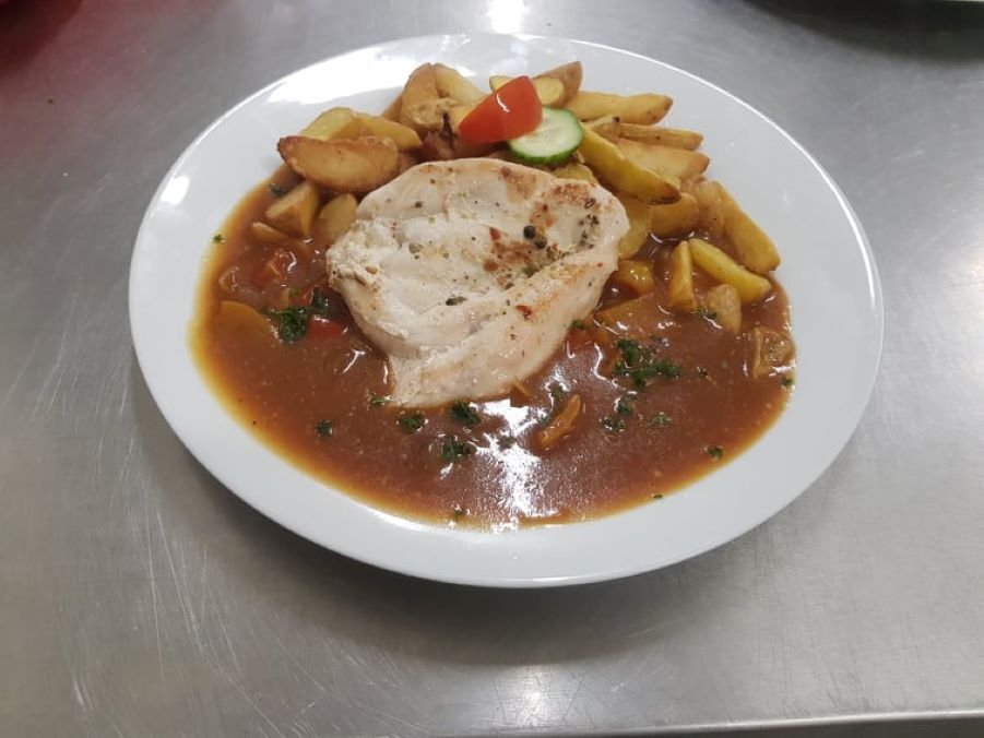 Kuřecí steak na grilu se zeleninou, sweet chilli omáčkou, americké brambory